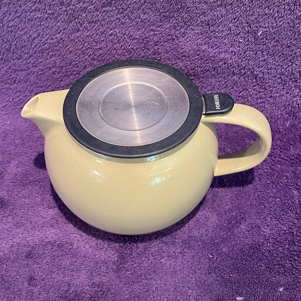 Cute tea pot with strainer